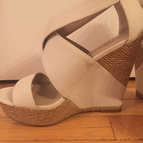 JustFab Belfast cream &tan zipper back wedges NWOT size 8 1/2 - Picture 3 of 8